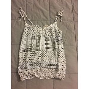 Super cute Roxy tank with ties